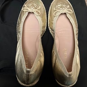 Barely used size 10 Kate spade gold flats